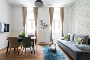 HM • Sleek 1BR Flat Near Center